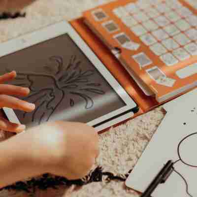 Enfant utilisant les cartes de recharge Kidydraw-mini Kidywolf