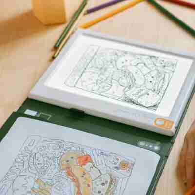 Tablette lumineuse Kidydraw Pad utilisée pour reproduire un dessin