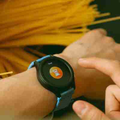enfant portant la montre interactive bleue k-watch au poignet
