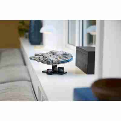 Millennium Falcon LEGO Star Wars exposé dans un intérieur moderne