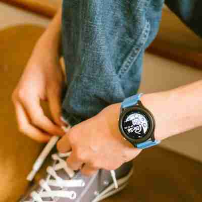 montre k-watch bleue avec bracelet élastique ajustable