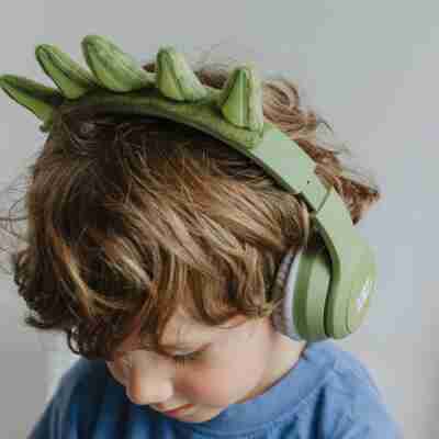 Enfant portant le casque dinosaure Kidyears vert
