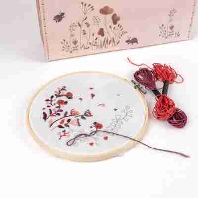 Ptit Loustic – Magasin de jeux et jouets à Saint-Étienne 14 Broderie coccinelles et fleurs réalisée avec le kit créatif Egmont Toys