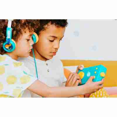 Enfants utilisant Ma Fabrique à Histoires Lunii avec casque audio