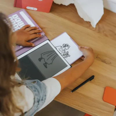 Enfant reproduisant une illustration de princesse sur la tablette Kidydraw Mini