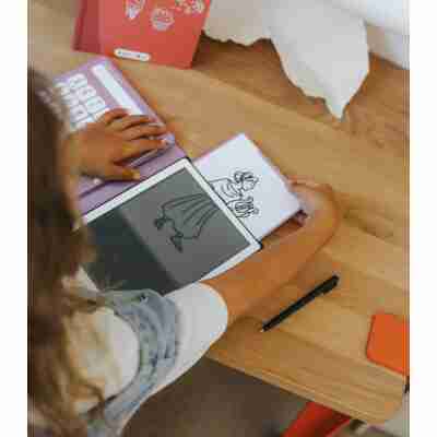 Enfant reproduisant une illustration de princesse sur la tablette Kidydraw Mini