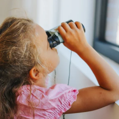 Enfant observant par les jumelles Kidybinoculars