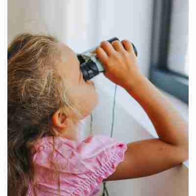 Ptit Loustic – Magasin de jeux et jouets à Saint-Étienne 6 Enfant observant par les jumelles Kidybinoculars