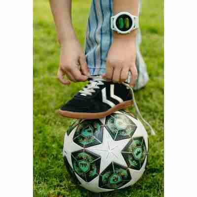 enfant portant une montre interactive verte pendant une activité sportive