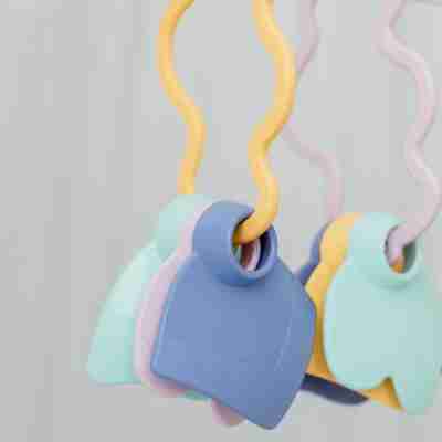Hochet d'éveil coloré suspendu pour bébé