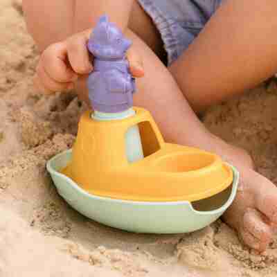 Ptit Loustic – Magasin de jeux et jouets à Saint-Étienne 2 Bateau de Petit Renard utilisé sur le sable avec sa figurine
