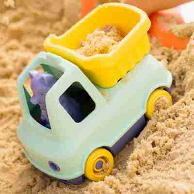 Camion Benne de Petit Renard utilisé dans le sable