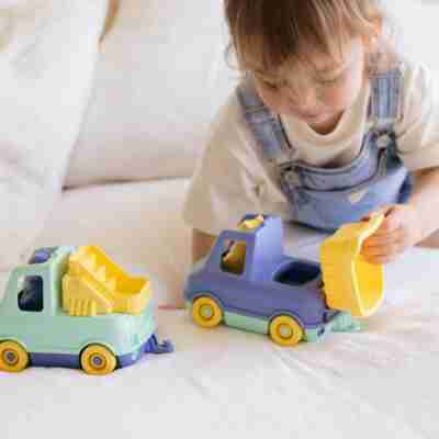 Enfant jouant avec un camion benne Simple et un véhicule de la collection