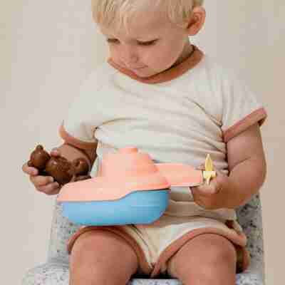 Enfant jouant avec le sous-marin de Petit Ours Brun