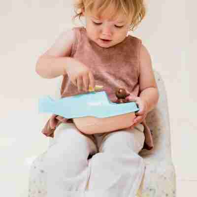 Enfant jouant avec l’hélicoptère de Petit Ours Brun