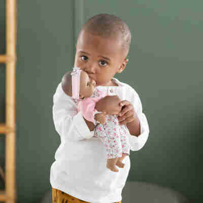 Enfant jouant avec le poupon Bébé Câlin Maria