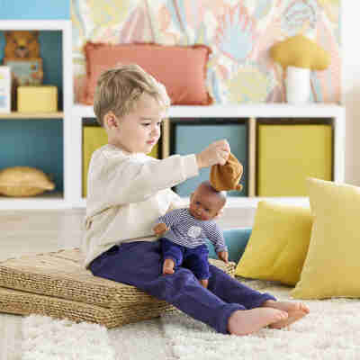 Jeune enfant jouant avec Bébé Câlin Marius Ourson Corolle