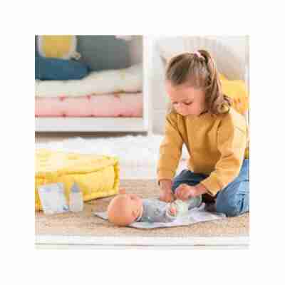 Enfant jouant avec le Coffret Nouveau-Né Corolle