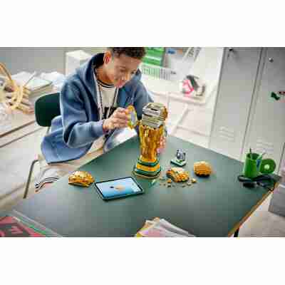 Construction du trophée officiel FIFA LEGO Editions 43020
