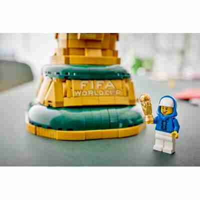 Minifigurine Coupe du monde de la FIFA devant le trophée LEGO