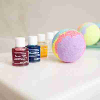 Bombes de bain colorées et flacons de colorants du coffret créatif