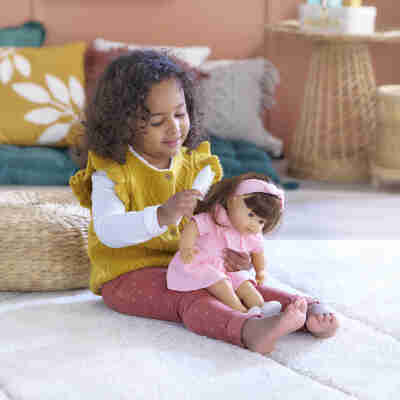Enfant jouant avec le poupon Julie Corolle