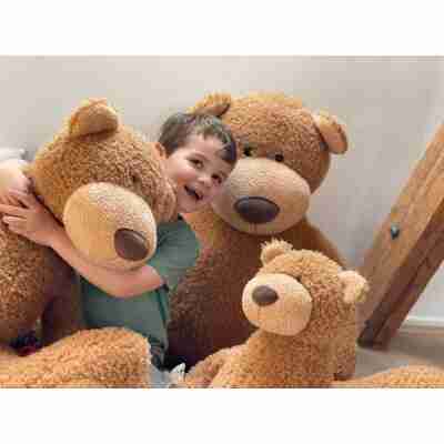 Enfant câlinant les peluches Anatole l'ours Egmont Toys