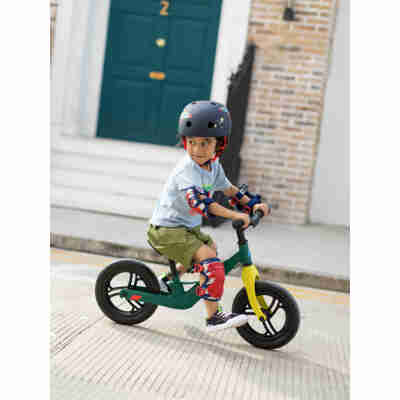 Enfant utilisant la draisienne Micro Balance Bike Lite Vert Paon en extérieur