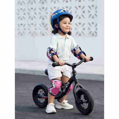 Jeune enfant utilisant la draisienne Micro Balance Bike Noir
