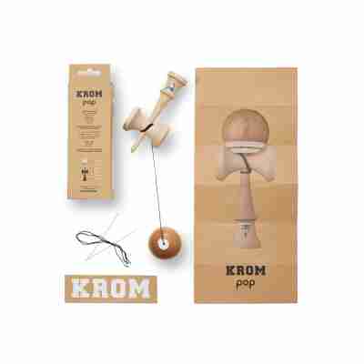 Contenu du Kendama Pop LOL Naked KROM avec boîte, kendama, ficelle de rechange et autocollant