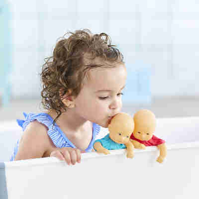 Enfant jouant avec des poupons Mini Bain Corolle dans le bain