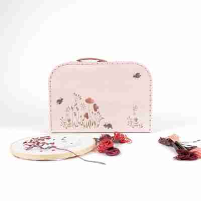 Ptit Loustic – Magasin de jeux et jouets à Saint-Étienne 13 Kit broderie Coccinelles Egmont Toys avec valise illustrée et matériel créatif
