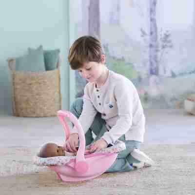 Enfant utilisant le porte-poupon fleuri Corolle avec son poupon