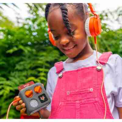Enfant utilisant un Yoto Mini équipé de sa housse de protection