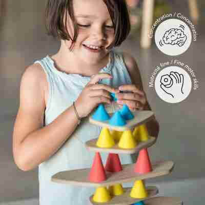 Enfant réalisant une construction d équilibre avec Piks Oppi