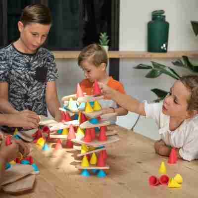 Enfants jouant ensemble au jeu de construction Piks Oppi