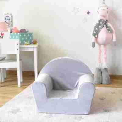Fauteuil enfant gris Knorr Toys installé dans une chambre d'enfant