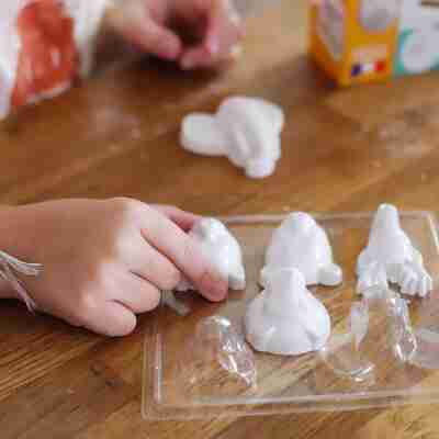 Enfant réalisant des moulages d'animaux en plâtre avec le kit créatif Mako moulages