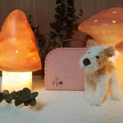 Valise Champignon rose dans une décoration de chambre d'enfant