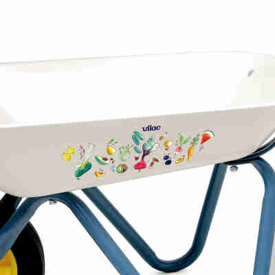 Détail du décor légumes sur la brouette du p'tit jardinier Vilac