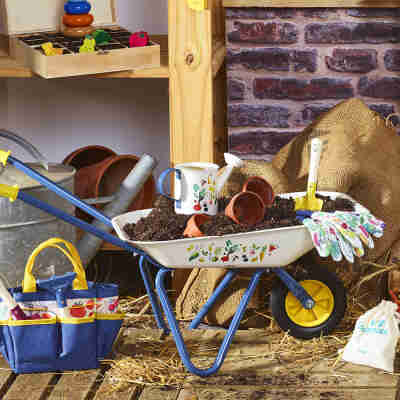 Brouette du p'tit jardinier Vilac utilisée dans un décor de jardinage enfant
