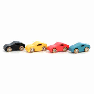 Les 4 voitures en bois Super cars Vilac alignées côte à côte
