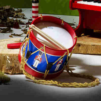 Tambour Vilac La garde royale avec baguettes dans une ambiance musicale