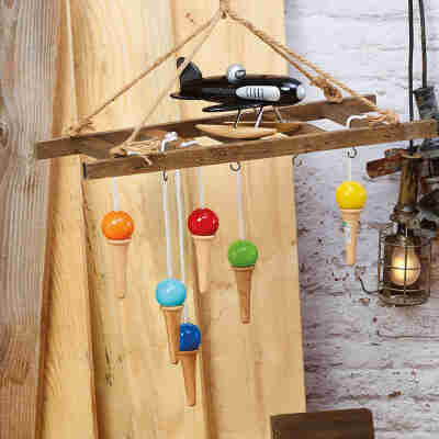 Cordes à sauter Vilac colorées suspendues dans un décor d’atelier