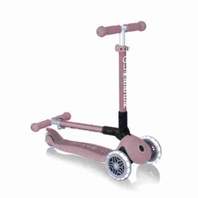 Trottinette Globber pliée grâce au système de pliage intégré