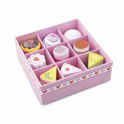 Ptit Loustic – Magasin de jeux et jouets à Saint-Étienne 5 Assortiment de 9 pâtisseries en bois Woet rangées dans leur boîte rose compartimentée