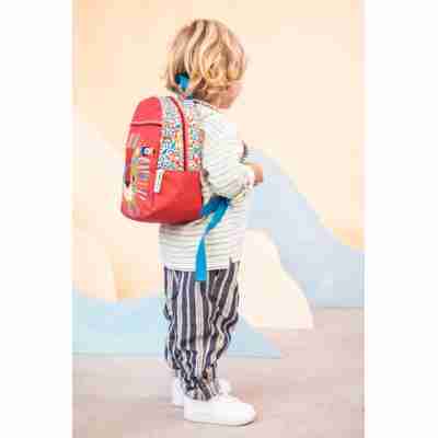 Enfant portant le sac à dos Jack le lion Lilliputiens