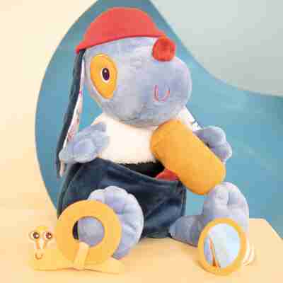 Peluche Jules bricoleur Lilliputiens assise tenant son marteau en tissu avec ses autres jouets d'éveil