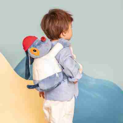 Enfant portant le sac à dos Jules le chien Lilliputiens sur le dos