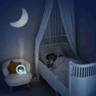 Ptit Loustic – Magasin de jeux et jouets à Saint-Étienne 6 Kid'Sleep Essential utilisé dans une chambre avec projection de lune près du lit